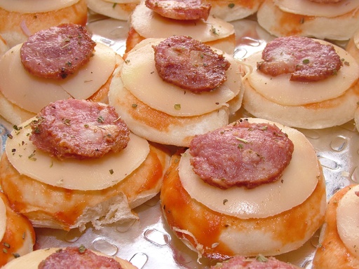 [1423] Mini-Pizza Calabresa (25 und)