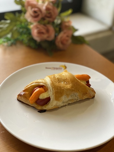 [1162] Semi-Folhado Salsicha/Coalho/Cheddar